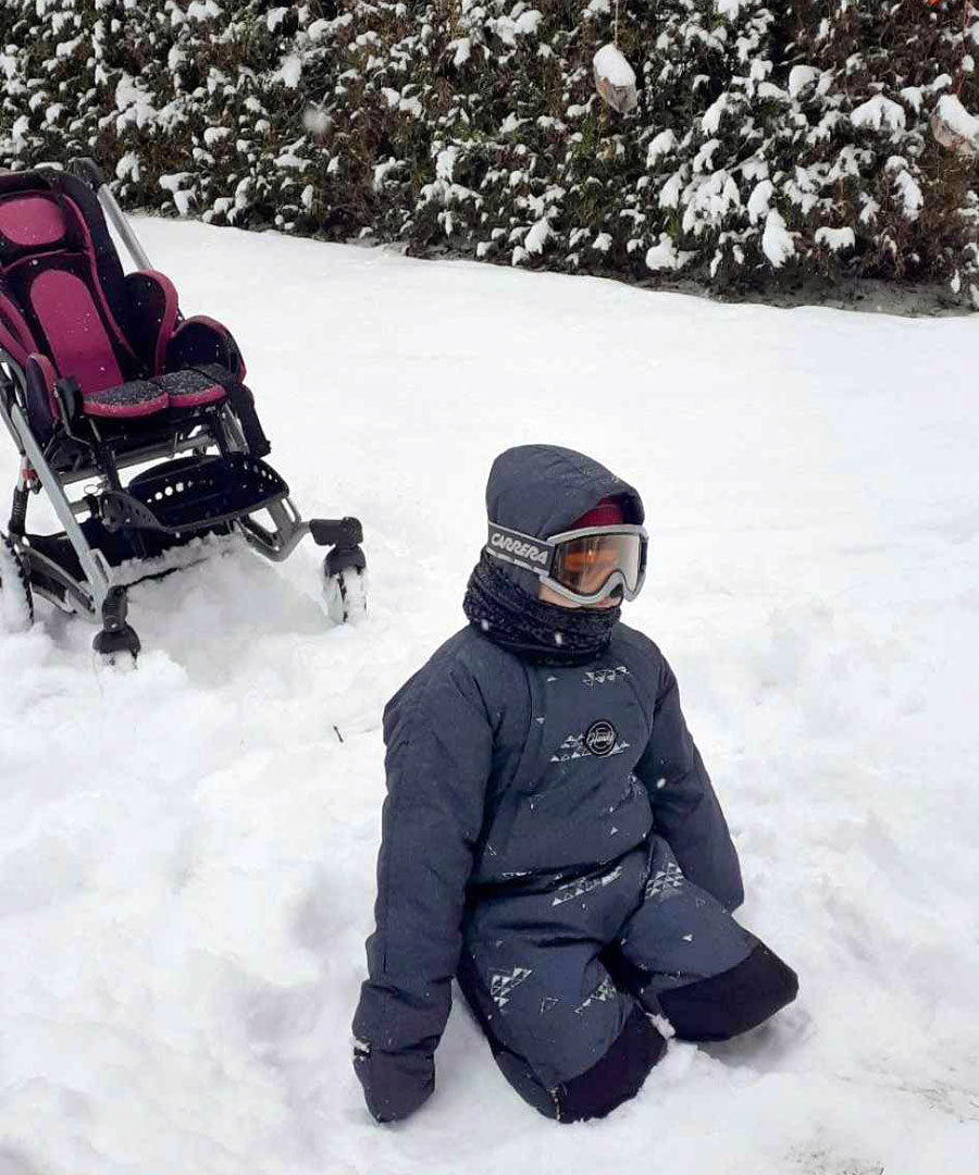 Combinaisons de neige adaptées pour les enfants à besoins spéciaux